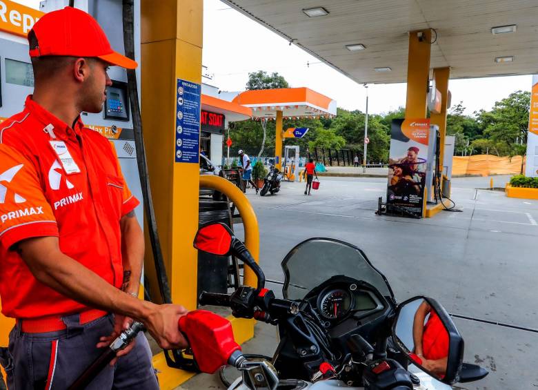 El precio de la gasolina tendrá que seguir subiendo en Colombia, hasta alcanzar los $16.000. FOTO: Jaime Pérez