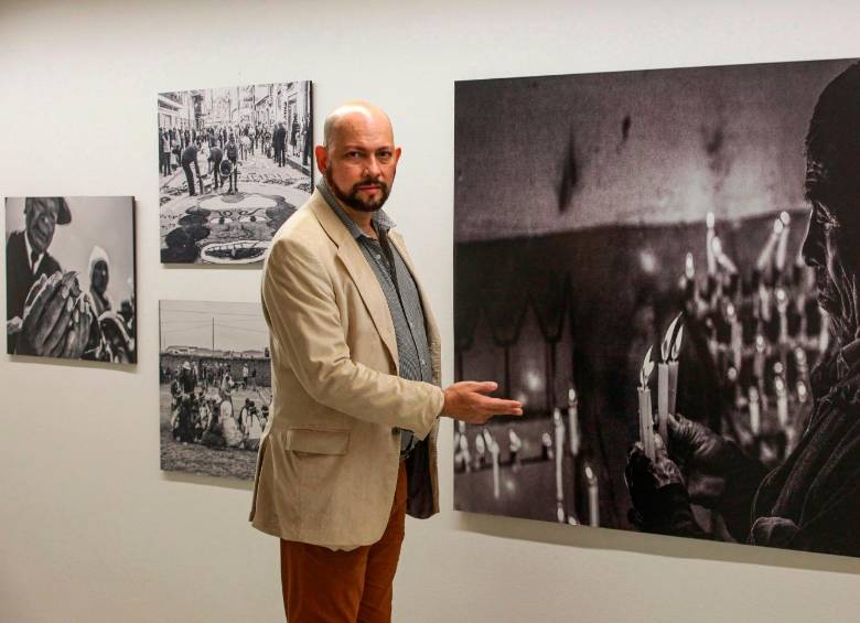 El asesor cultural del Consulado de Perú en Medellín, Eric López Posada, fue el responsable de la curaduría del trabajo de tres fotógrafos peruanos. Foto: Manuel Saldarriaga.
