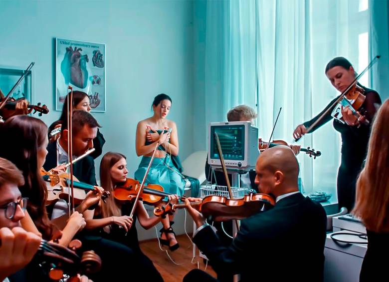 Una de las imágenes del video de Rosalía, los músicos actúan como los pensamientos intrusivos de los que ha hablado la cantante antes del lanzamiento del disco. FOTO Captura de video