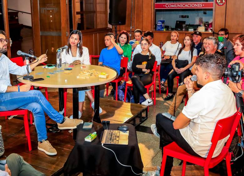 Saniel Duque conversó con María Paulina Aguinaga en el teatro Pablo Tobón Uribe. 