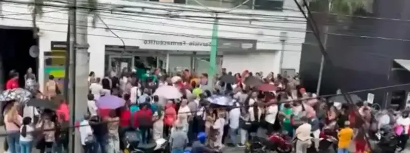 “Entran 10 personas cada hora”: quejas por largas filas para entrega de medicamentos en Bello