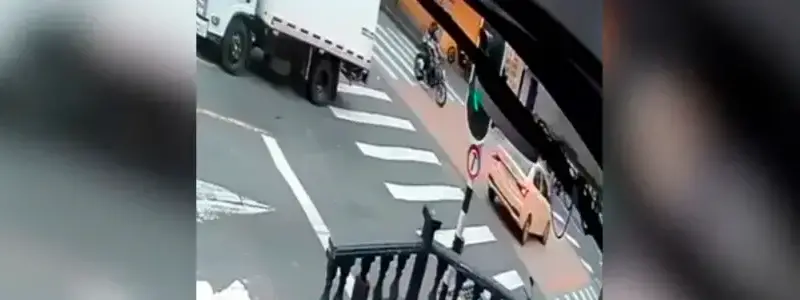 En video | Menores que iban en moto y chocaron contra un taxi en Manrique sobrevivieron