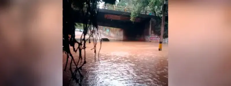 Susto por mujer atrapada en su carro en medio de inundación en Medellín