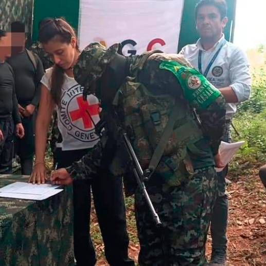 La entrega de estas cinco personas se hizo ante la presencia de entidades locales y organismos internacionales en un acto en Tarazá. FOTO: CORTESÍA
