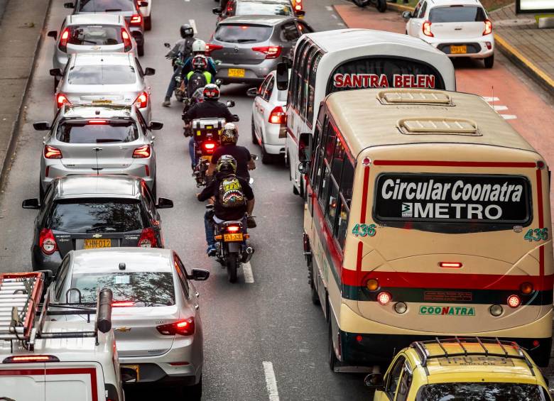 De acuerdo con los cálculos del Metro, la futura línea del metro ligero que atravesará la Avenida 80 podría traducirse en al menos 14.000 viajes hora sentido y 65 millones de viajes al año. FOTO JAIME PÉREZ 