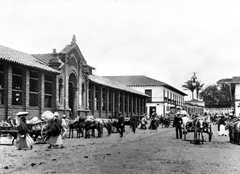 Fotografía de los primeros años del siglo pasado, cuando ya había fracasado el tranvía de mulas. FOTO Archivo