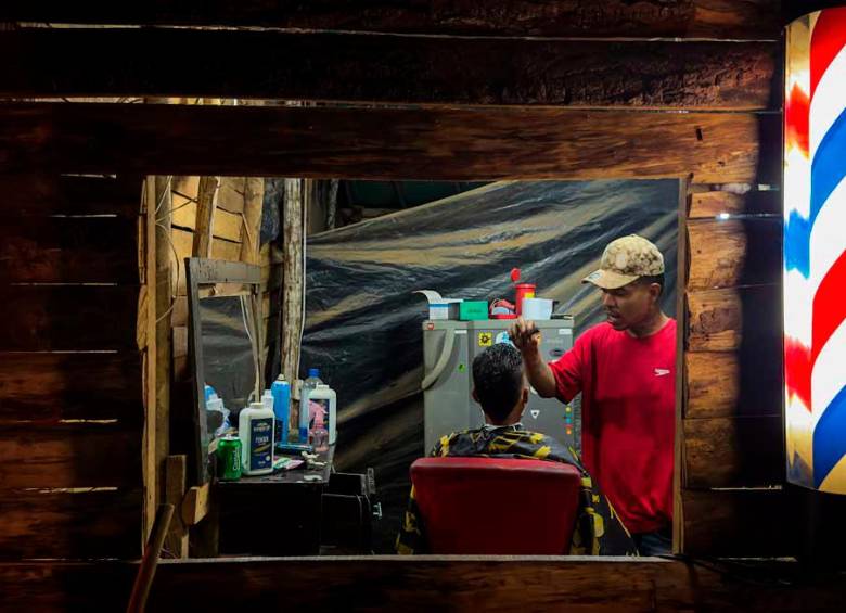 Lewis, Santa Elena es tan buen vividero que se devolvió y puso la barbería en el terreno que le consiguió su abuela. Tiene un televisor y dos puestos de trabajo y hace cortes y difuminados de futbolista. Foto: Camilo Suárez Echeverry