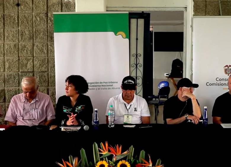 El anuncio de la reanudación del proceso de paz urbana en Medellín lo hizo la senadora Isabel Zuleta, con presencia de los jefes de bandas. FOTO: IMAGEN TOMADA DE VIDEO