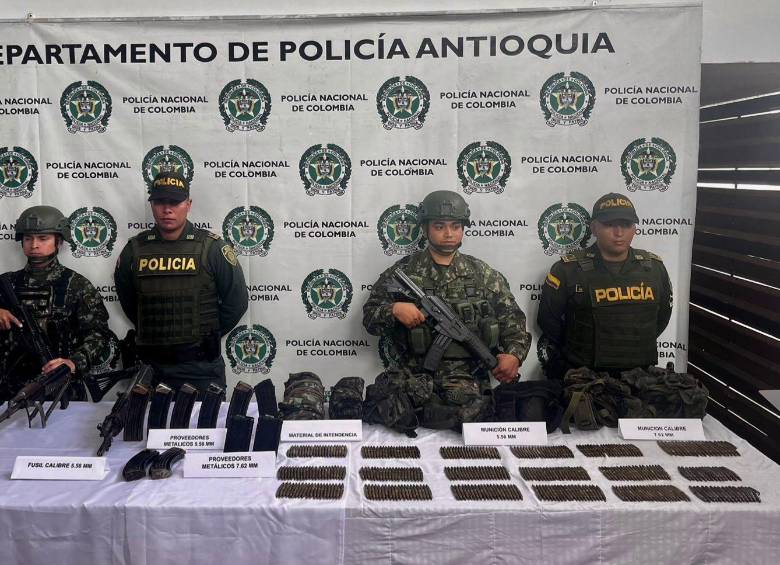 En uno de los depósitos fue hallado un fusil calibre 5,56 mm, diez proveedores y más de 700 cartuchos de distintos calibres. FOTO: Cortesía Ejército Nacional