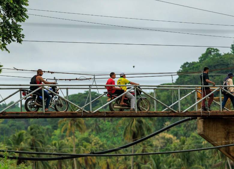 Los motociclistas también encontraron una solución provisional con un puente improvisado. FOTO Camilo Suárez.