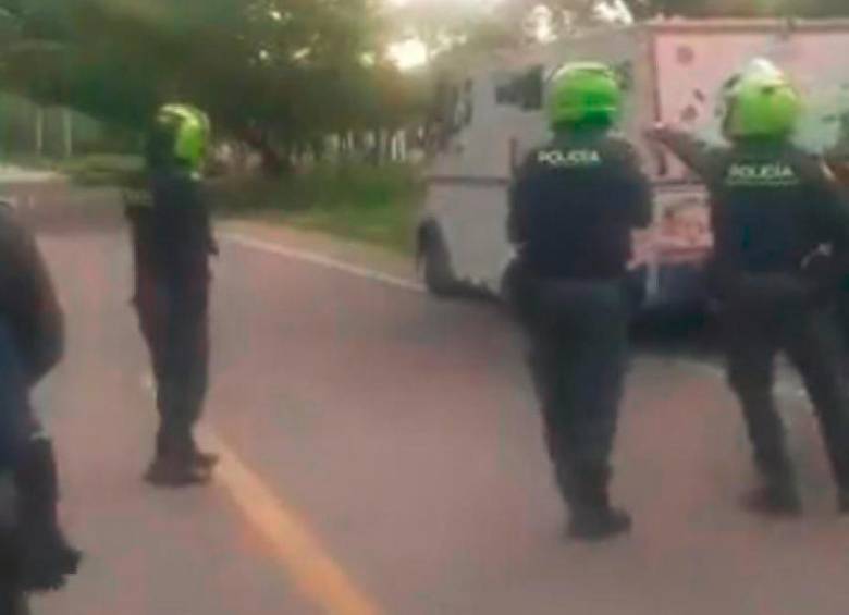 Policia consiguió la captura de tres personas que robaron un carro de valores en Valledupar. Foto: Pantallazo de video redes sociales. 