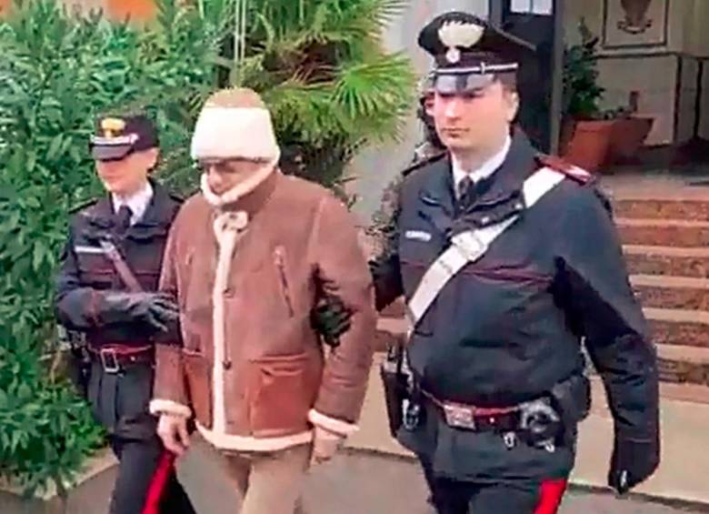 Matteo Messina Denaro, el hombre más buscado de Italia, siendo arrestado en Palermo, Sicilia, por la unidad ROS de la policía de Carabinieri después de 30 años en fuga. FOTO: EFE