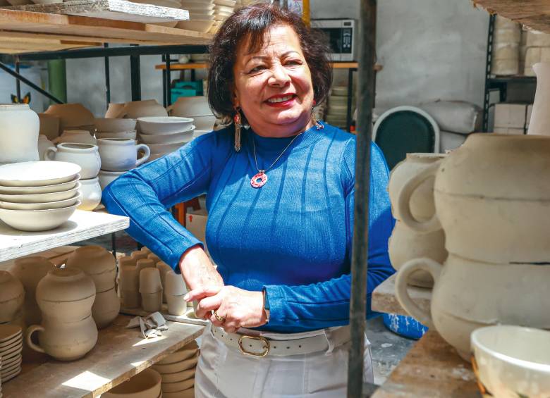 Entre moldes, arcilla y el trajín de una fábrica de El Carmen de Viboral, Olimpia Pabón Cardona cuenta la historia de la cerámica carmelitana. FOTO MANUEL SALDARRIAGA