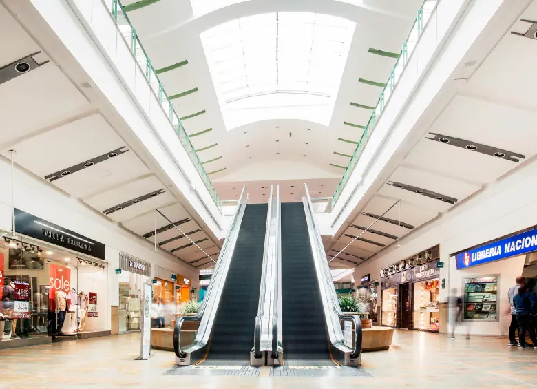 En una de las escaleras del Parque Comercial El Tesoro, en El Poblado, ocurrió la caída de María Cristina Andrade Monje, de 76 años. FOTO: ARCHIVO