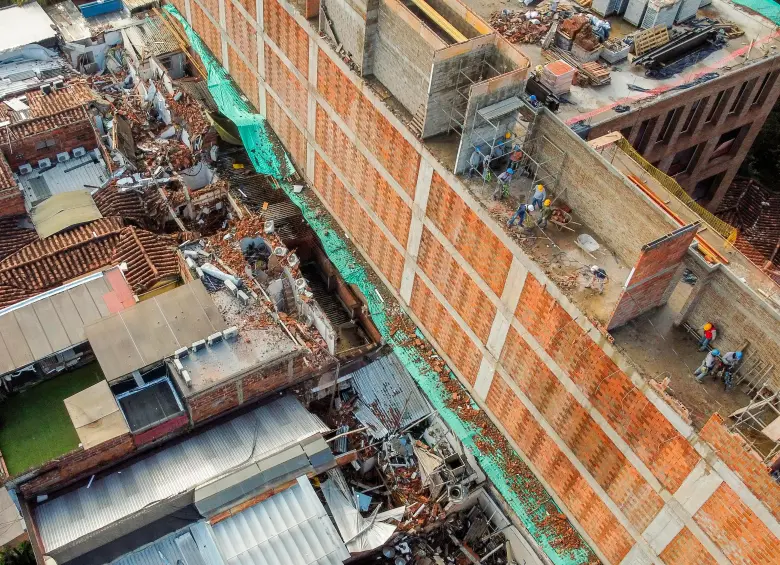 Un restaurante destruido y ocho personas lesionadas dejó caída de un muro en El Poblado