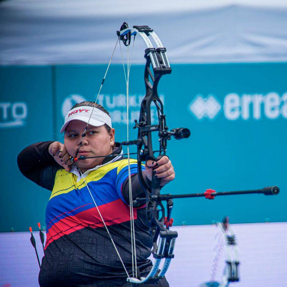 Alejandra Usquiano es triple medallista de oro en tiro con arco compuesto. Foto: cortesía @MinDeporteCol