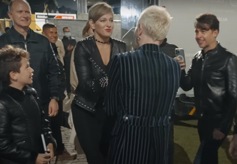 Verónica Alcocer saludando a la banda Def Leppard. FOTO: captura de pantalla del video publicado por la banda