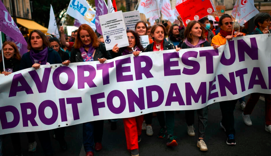 Francia se convierte en el primer país que inscribió su derecho al aborto en su Constitución. Foto: AFP. 