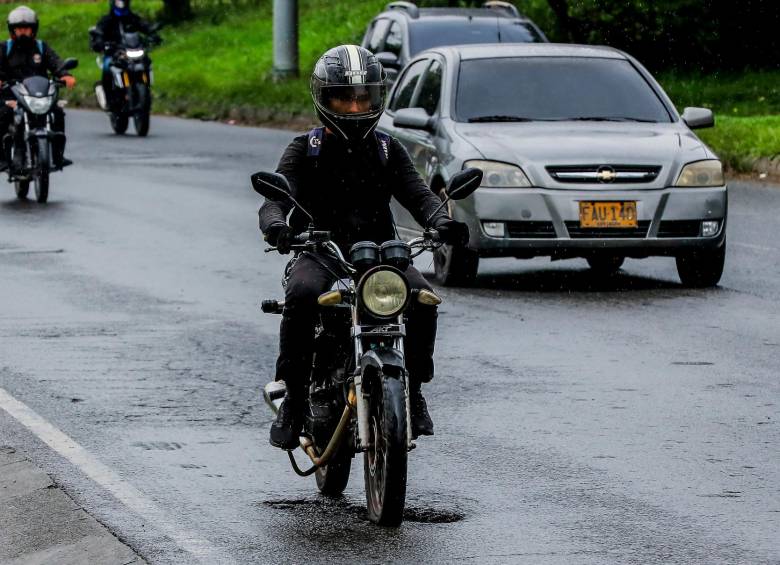 Los huecos de la avenida Regional, en Sabaneta, que aún no han sido reparados siguen ocasionado accidentes, principalmente de motociclistas. FOTO: JAIME PÉREZ.
