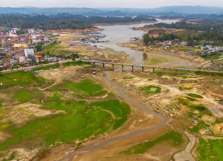Embalse de Guatapé en el 2024 cuando que hubo sequía. FOTO: Camilo Suárez.