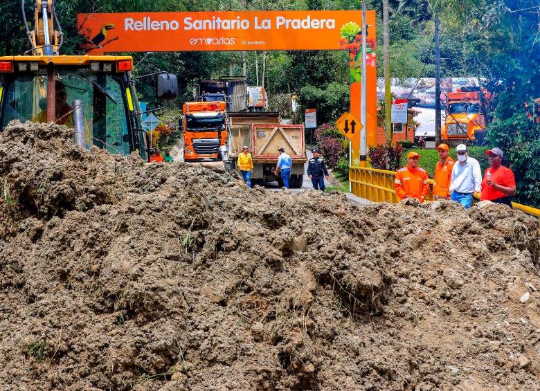 Con tierra y palos atravesados bloquearon la vía desde la mañana. Foto: Jaime Pérez. 