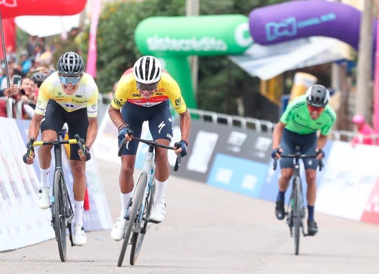 Diego Camargo (centro) viene de ser subcampeón de la Vuelta a Colombia. En lo que resta, se viene un buen duelo con Contreras (izquierda). Wilson Peña (atrás) también fue protagonista en el Alto del Cogollo. FOTO CORTESÍA FEDECICLISMO