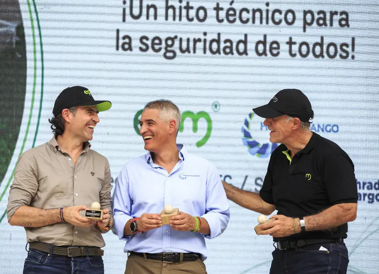 El alcalde de Medellín, Federico Gutiérrez; el gobernador de Antioquia, Andrés Rendón; y el gerente de EPM, John Maya. Foto: Andrés Camilo Suárez Echeverry.