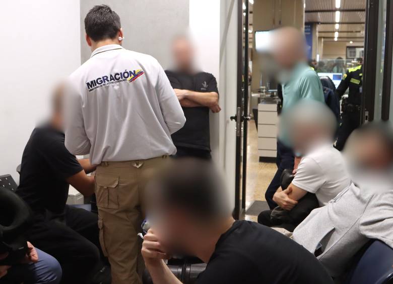 Grupo de turistas proveniente de Nueva York fueron inadmitidos por Migración en el José María. FOTO Cortesía