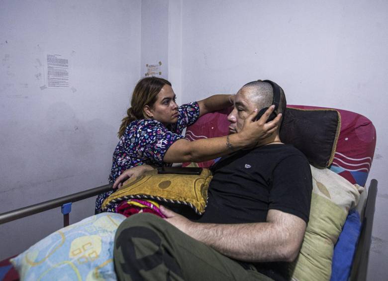 Don José Wilmar Muñoz actualmente se encuentra en el Hogar Geriátrico Nuestro Sueño del centro de Medellín. Allí es atendido por su enfermera Marisol y otras cuidadoras. Foto: Carlos Alberto Velásquez.