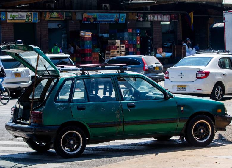 Un vehículo de un cliente de La Mayorista no solo ubicado sobre la línea peatonal sino que además a lo ancho, causando congestión en la central de abastos. FOTO: Julio Herrera