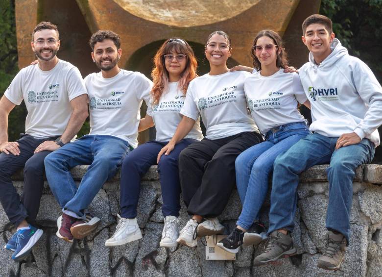 Los estudiantes Juan Camilo Valencia, Joseph Esteban Cabarique Mojica, Vanessa Rincón López, Carolina Roldán Restrepo y María Camila Zapata Franco; junto al profesor Yasser Lenis Sanin. FOTO: Cortesía