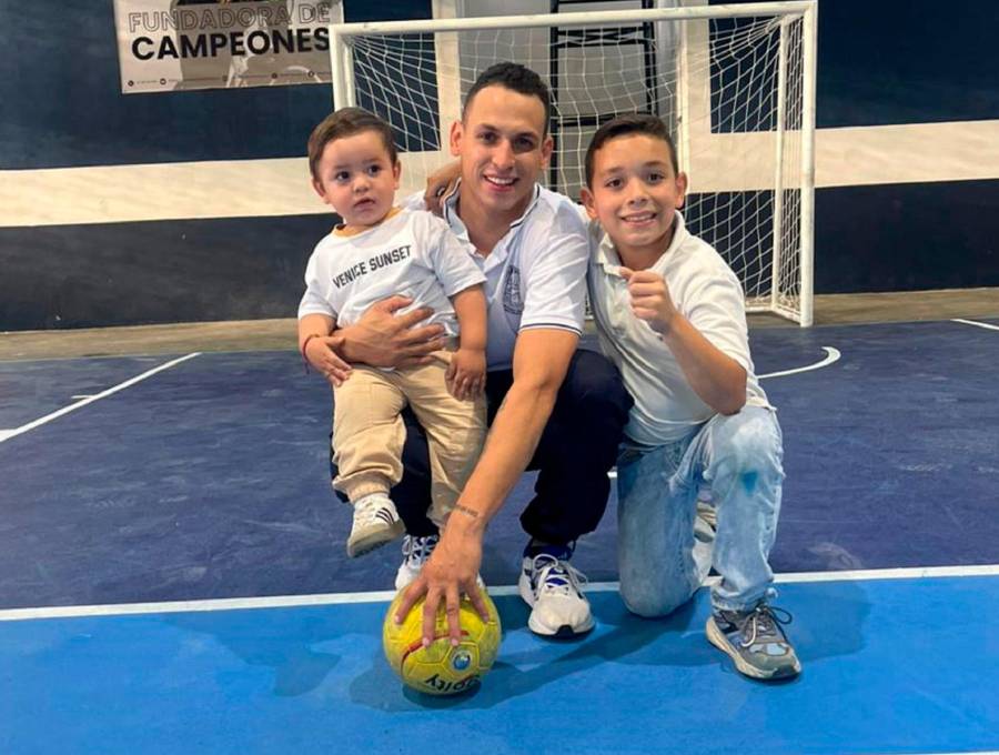 Jeison Castaño en compañía de sus dos hijos, Salvador y Matías. El balón los une más como familia. FOTO: Cortesía