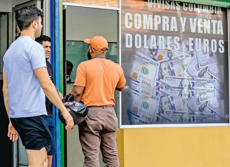 En el primer trimestre del año, Antioquia recibió US$680 millones en remesas que se transmiten luego a la economía local. FOTO jaime pérez