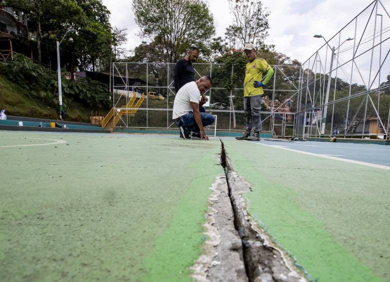 Grietas en la cancha polideportiva de Limonar 2 en San Antonio de Prado. Foto: Jaime Pérez Munévar