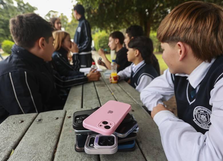 Autoridades educativas aseguran que con la restricción de pantallas y redes sociales en las aulas de clase han logrado reducir el ciberacoso escolar y la citación a peleas, pero además ha mejorado el rendimiento académico. Foto: Manuel Saldarriaga Quintero.