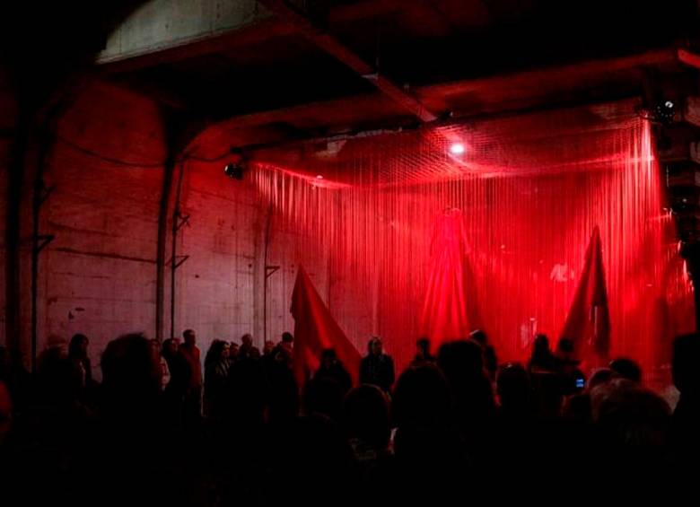 La exposición de la artista japonesa Chiharu Shiota busca acercar a la gente a lo que ocurrió los campos de concentración. Foto