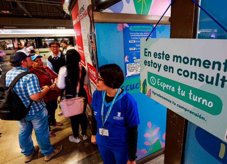 En Medellín hay 62 Escuchaderos, cinco están ubicados en diferentes estaciones del Metro. FOTO Manuel Saldarriaga.