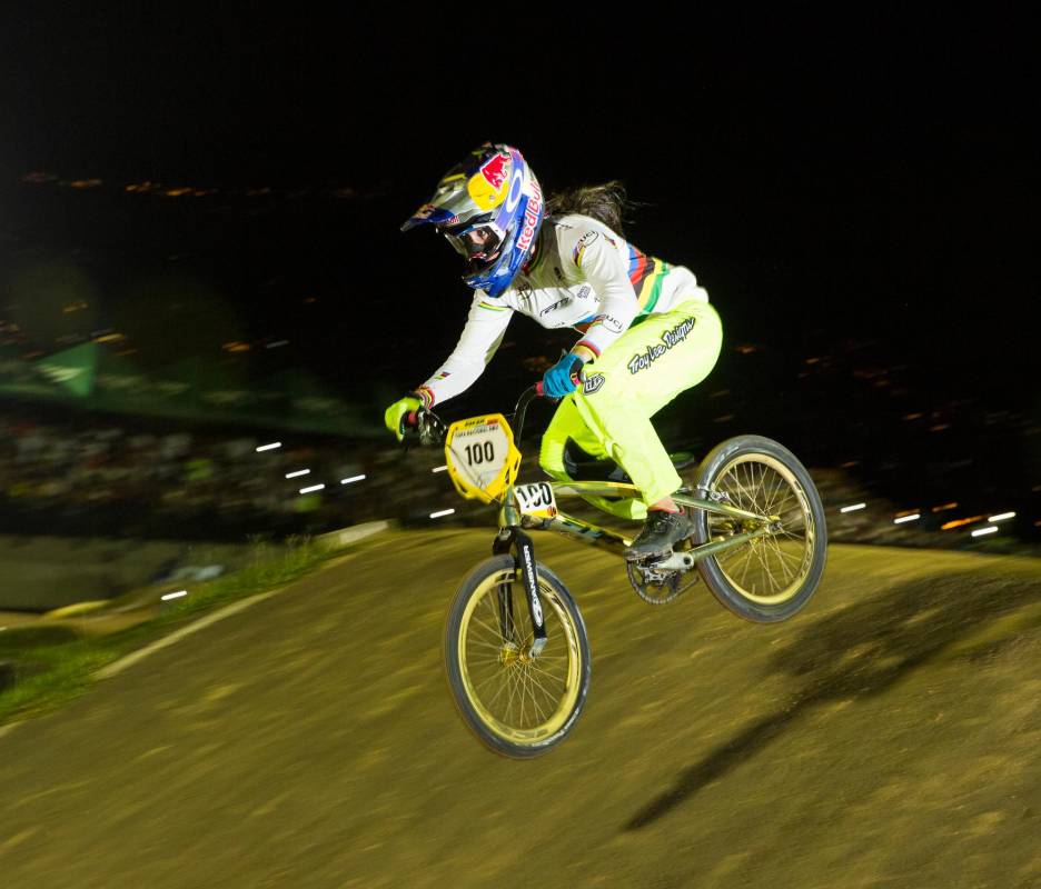 Mariana Pajón es ciclista de BMX y es reconocida por ser la única colombiana y primer mujer latinoamericana en ser bicampeona olímpica. Foto: Edwin Bustamante