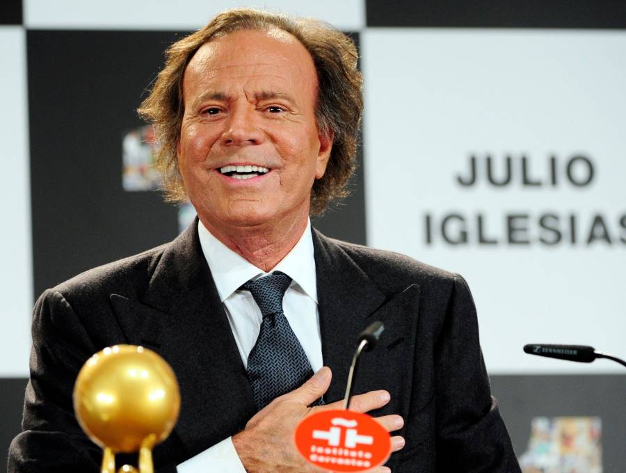 Dos exempleados de Julio Iglesias lo demandaron ante la justicia española por presuntas agresiones y acoso sexual. Foto: AFP