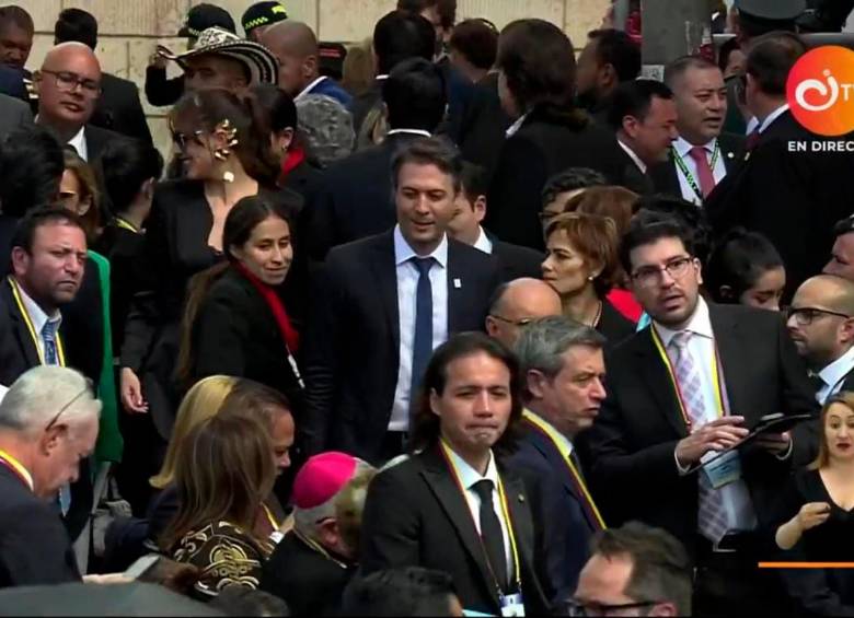 Daniel Quintero llegó acompañado de su esposa, Diana Osorio. FOTO: Captura de Pantalla de la transmisión del Canal Institucional