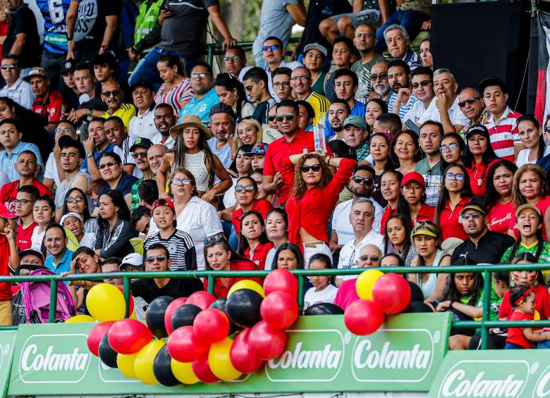 El respaldo en las tribunas, bien orientado, resulta positivo. Pero a veces la presión es demasiado fuerte con los niños. FOTO JAIME PÉREZ