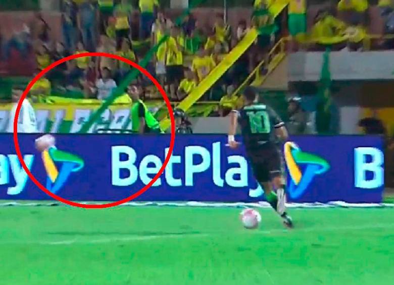 Momento en el que Amaya lanzó el balón e interrumpe el desarrollo del partido. FOTO CAPTURA PANTALLA WIN SPORTS+