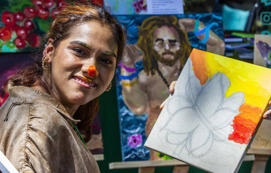 El San Vicente se llena de arte: Susana pinta con la nariz y mamás de niños en UCI muestran sus manualidades