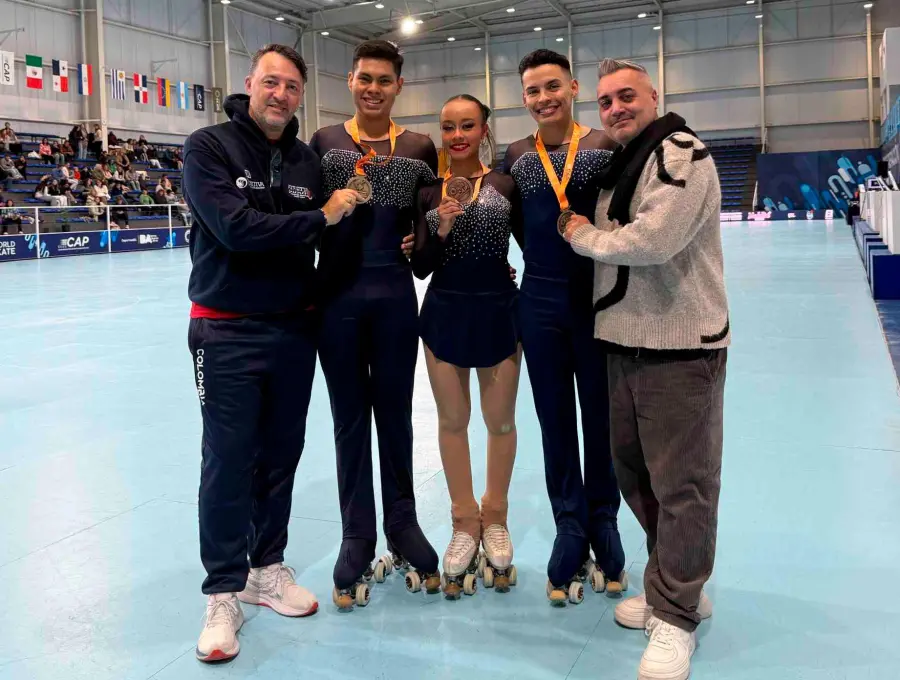El técnico Enrique Da Matta, con los medallistas de Colombia: Jeshua Folleco Garzón, Hannah Castillo y Brayan Carreño. FOTO<b><span class="mln_uppercase_mln"> cortesía</span></b>
