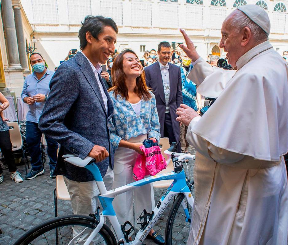 Tras el encuentro, se mostró todavía nervioso por ver al papa. Aseguró que estar ante una persona tan importante “es casi más estresante” que una gran etapa. Foto AFP
