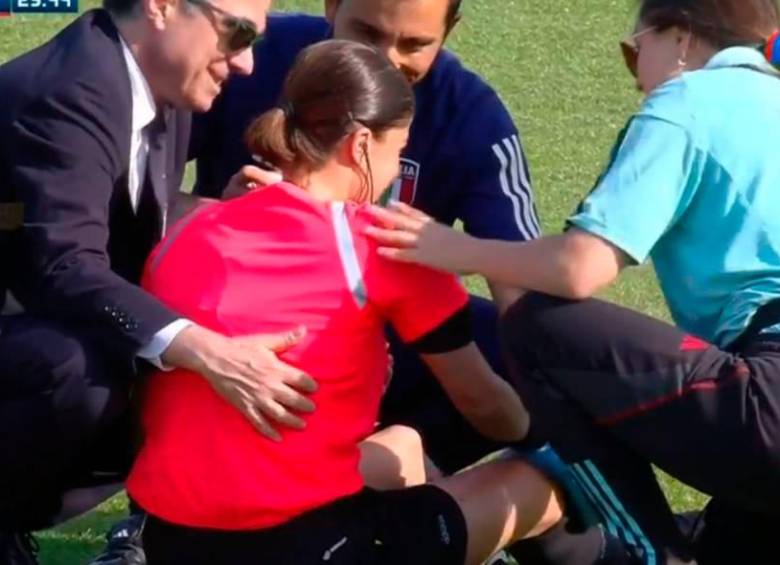 La jueza Zoe Stravrou fue atendida en el campo de juego después de recibir un golpe de la jugadora Lorena Bedoya, durante el compromiso amistoso entre Italia y Colombia. FOTO CAPTURA DE PANTALLA GOL CARACOL