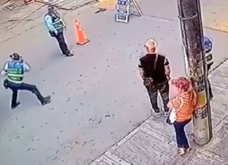 El hecho quedó registrado en cámaras de seguridad del sector. FOTO: CAPTURA DE VIDEO