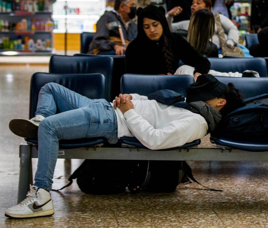 Los testimonios de los comerciantes del lugar son un buen indicador para reseñar la problemática: las filas llegan hasta afuera, le dan la vuelta al aeropuerto y otro veces van hasta Avianca. Foto: Julio Herrera