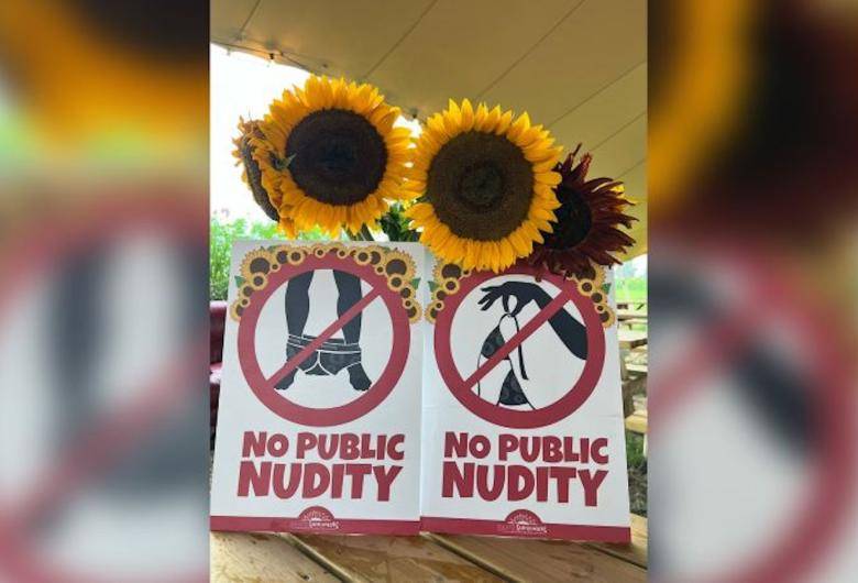 Ahora en toda la granja de girasoles se encuentran letreros con advertencias. Foto: Sams Sunflowers-CNN