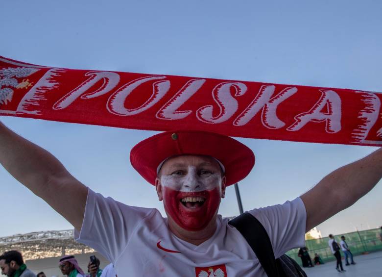 Los polacos que acompañan la selección en Qatar, celebraron su primera victoria en la del mundial. FOTO Juan Antonio Sánchez